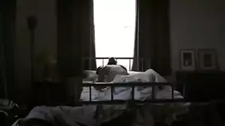 يشارك زوجته معاصدقائه