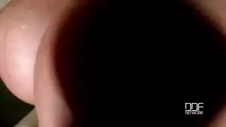 جنس فموي صباحي: الزوجة تمص زوجها على طاولة المطبخ