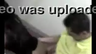 كس الشرموطة مشتعل و هي تتناك من شاب ممحون في حمام عام و الزب يدخل للخصيتين