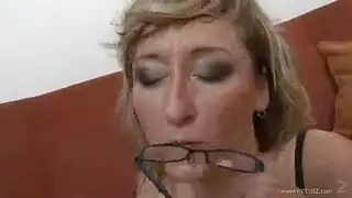 عاهرة مسنة تمتلئ فرجها الفضفاض بقضيب أسود كبير