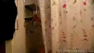 مشهد إباحي جامح: الشرموطة تأخذ زب ضخم في كل فتحة