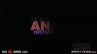 المربيه تساعدهم