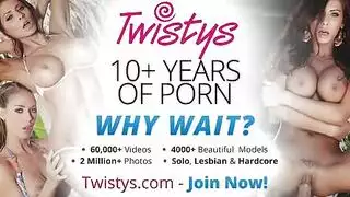 فتاة ممتلئة تضغط على حلمتيها وتدلك فرجها الضيق