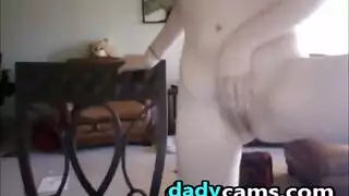 شقراء تظهر مهاراتها الفموية بجنس فموي فوضوي