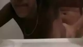 جلسة استمناء منفردة في المرحاض مع رفاق قضيب أمريكيين