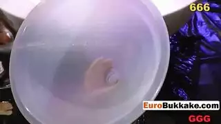 حركة جانبية قاسية على سمراء نحيلة بينما تختنق بعمله المثقوب