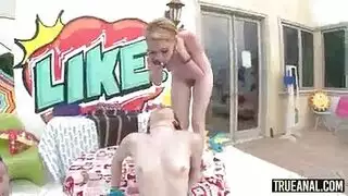 عاهرة متحمسة تمص القضيب أثناء نكش صديقتها شرجياً