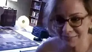 القطة الناضجة تعامل زبي الكبير كلعبتها الحلوى