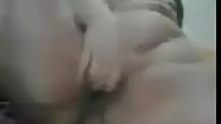 النص الأصلي: منقبه مومس بتنيك كسها وتكيفه بمزاج رايق وعالى اوى اوى