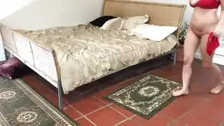 مختبئة تحت السرير تمارس الجنس المكثف مع امرأة أكبر سناً