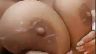 قضيب مراهق يملأ أم صديقه الفاجرة وينتشر على ثدييها الكبيرين