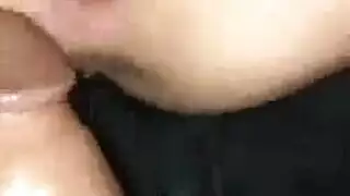 زوجة الأب في جوارب شبكية تحصل على حشو مزدوج في مثلية ثلاثية صريحة