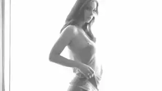 ربة منزل شقية تتعرض لضربات جنسية بقضيب جارها الأسود الضخم في فيلم إباحي