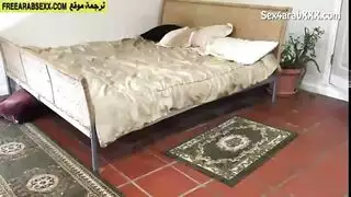 أم عالقة تحت السرير تتلقى شرجًا عميقًا