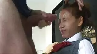 مشهد صعب: سائح غير مختون يضرب مراهقة آسيوية صغيرة الحجم