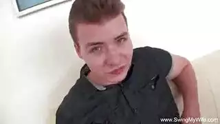 زوجة ساخنة تمارس الجنس مع قضيب أسود كبير بينما الزوج يشاهد