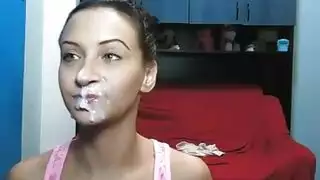 تدفئة السيارة تتحول إلى بورن: سمراء تفتح ساقيها على مصراعيها