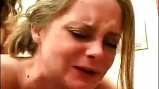 ينيكها باصابعه في كسها بعنف سادي