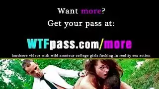 مراهقة ممتلئة تظهر لرجل التوصيل كيف يأخذ اثنين في وقت واحد