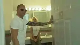 فتاتان تلمسن بعضهن