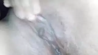 لعب كس المحجبة المثيرة: الاستمناء حتى النشوة وهي مختبئة