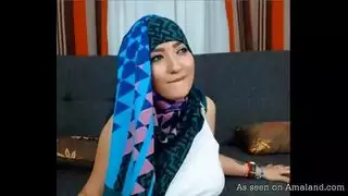 فتاة عربية ذات صدر كبير تتصرف بطريقة فاحشة في فيلم إباحي صريح