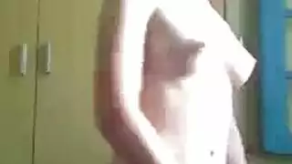 مراهقة سمراء مستسلمة تُدمر من قبل نجم بورنو أسود ضخم