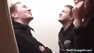 توظيف شقراء لمهمة إدخال مزدوج