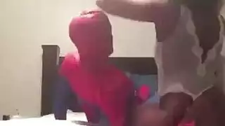 جنس ثلاثي صريح: جينيفر تأخذ قضيبين في وقت واحد