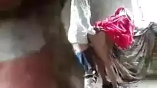 ميلفتان تظهران أقدامهما لفم مصمم