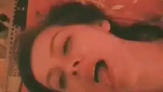 شاب روسي وفتيات صغيرات في حفلة جنس جماعية خشنة