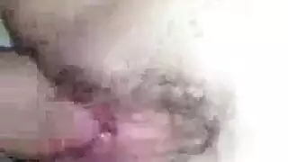 شريك متحمس يحصل على متعة لقضيبه من فم سمراء لا يشبع