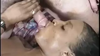 فتاة سوداء ذات شعر كثيف تُمارس الجنس الجماعي مع شباب عرب