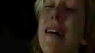 جلسة إباحية للفتاة الشابة: مص وهز للرجال