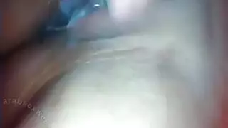 تلعب في كسها وتقذف عسلها