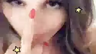 فرس مخضرم سميك يتم تلميعه بواسطة فم سمراء راغب