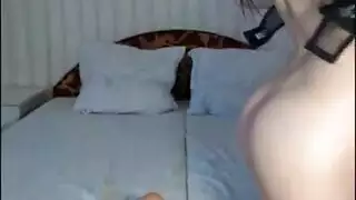 أم ذات ثدي كبير تعرض ثدييها الضخمين في العلن